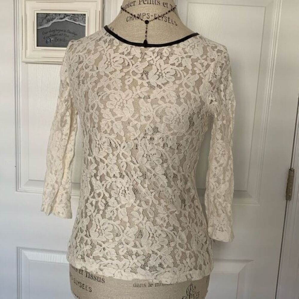 🌺Forever 21 Ladies cotton ivory lace top